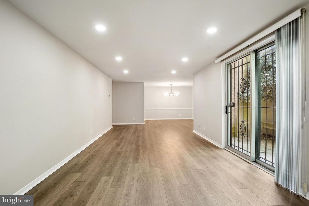 Image 11 of property listing at 1900 LYTTONSVILLE RD #216, Silver Spring, MD 20910