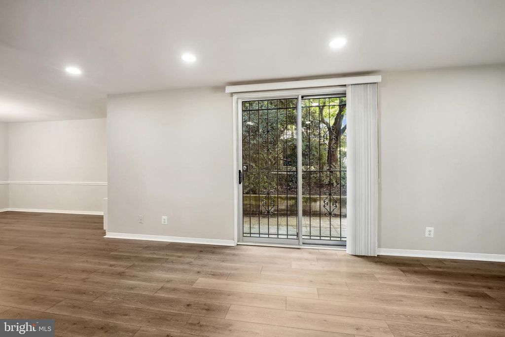 Image 12 of property listing at 1900 LYTTONSVILLE RD #216, Silver Spring, MD 20910
