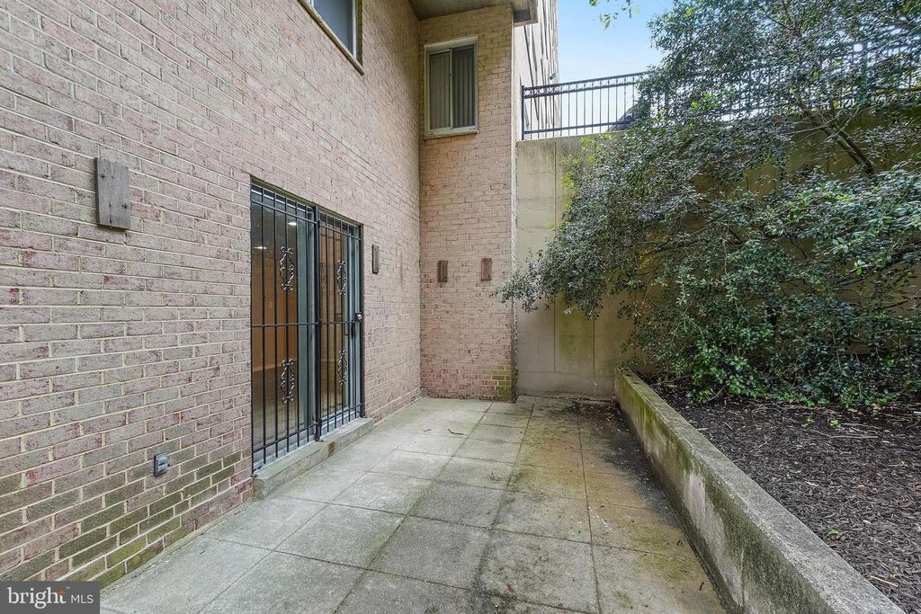 Image 14 of property listing at 1900 LYTTONSVILLE RD #216, Silver Spring, MD 20910