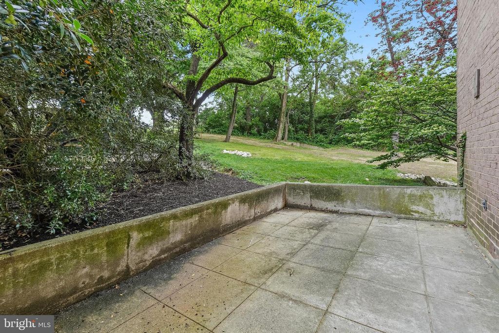 Image 15 of property listing at 1900 LYTTONSVILLE RD #216, Silver Spring, MD 20910