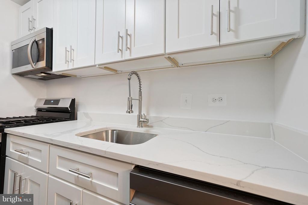 Image 25 of property listing at 1900 LYTTONSVILLE RD #216, Silver Spring, MD 20910