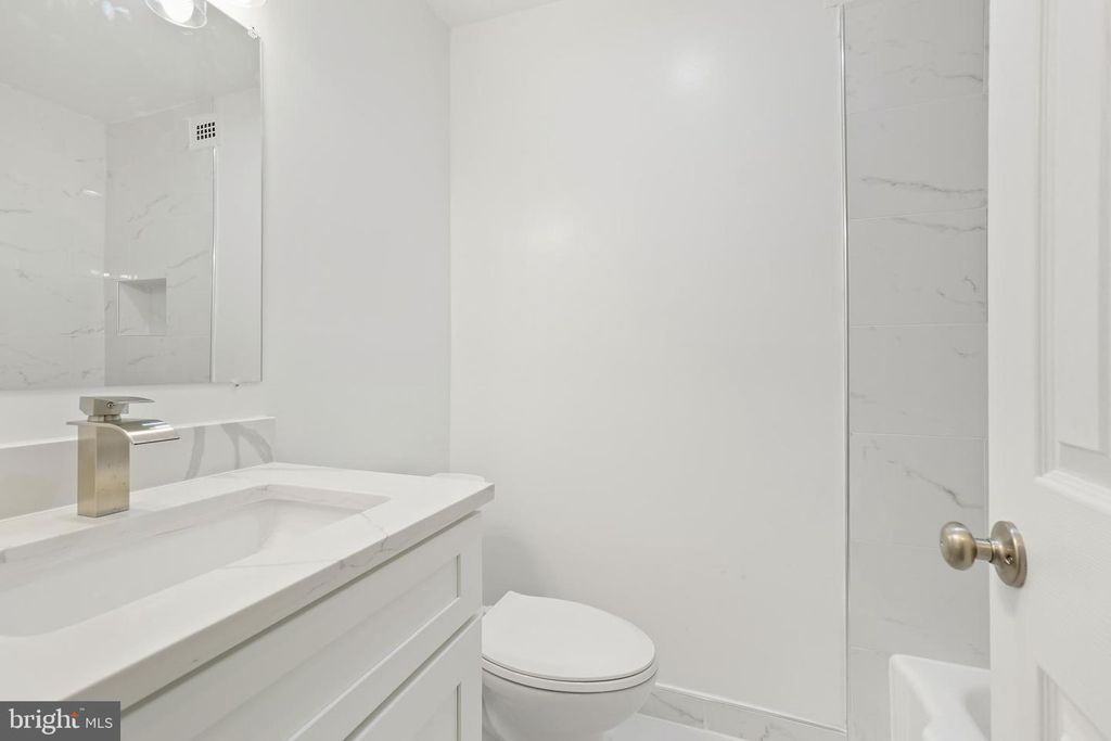 Image 27 of property listing at 1900 LYTTONSVILLE RD #216, Silver Spring, MD 20910