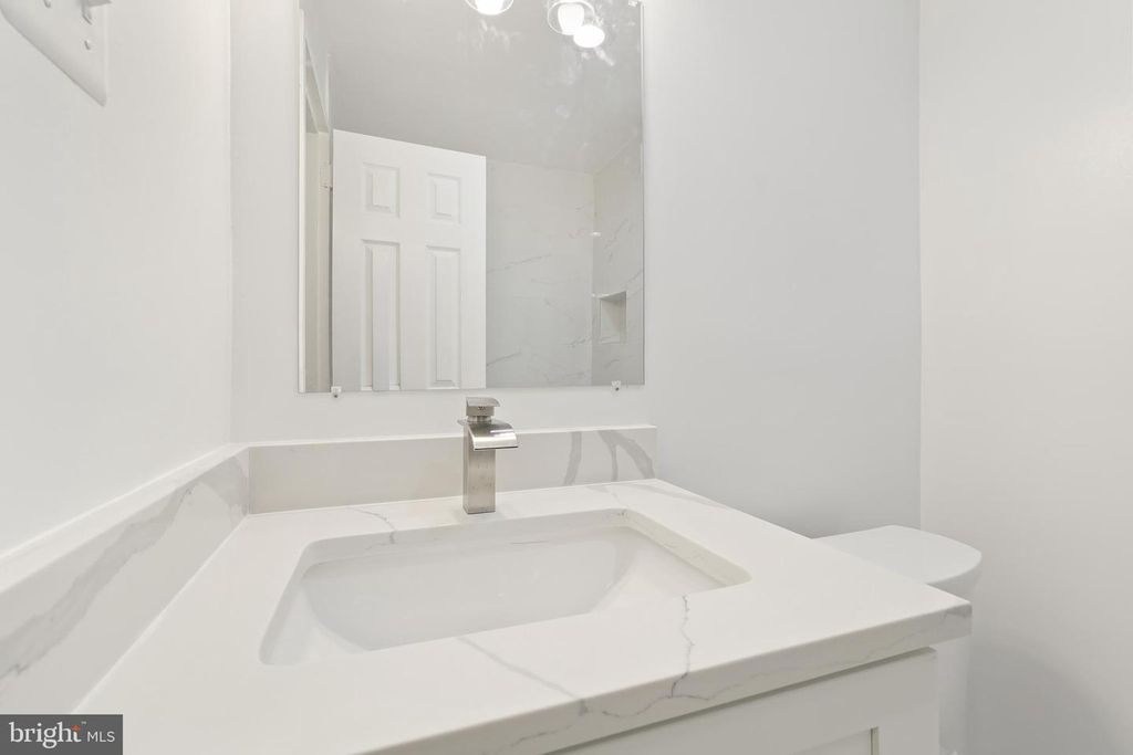 Image 28 of property listing at 1900 LYTTONSVILLE RD #216, Silver Spring, MD 20910