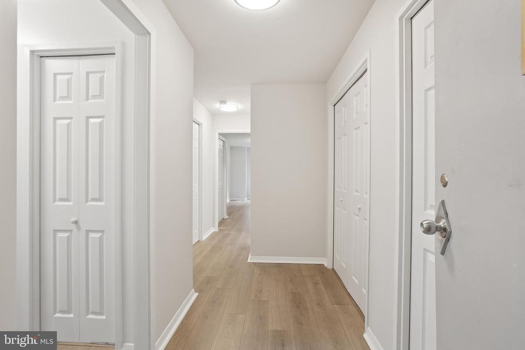 Image 4 of property listing at 1900 LYTTONSVILLE RD #216, Silver Spring, MD 20910