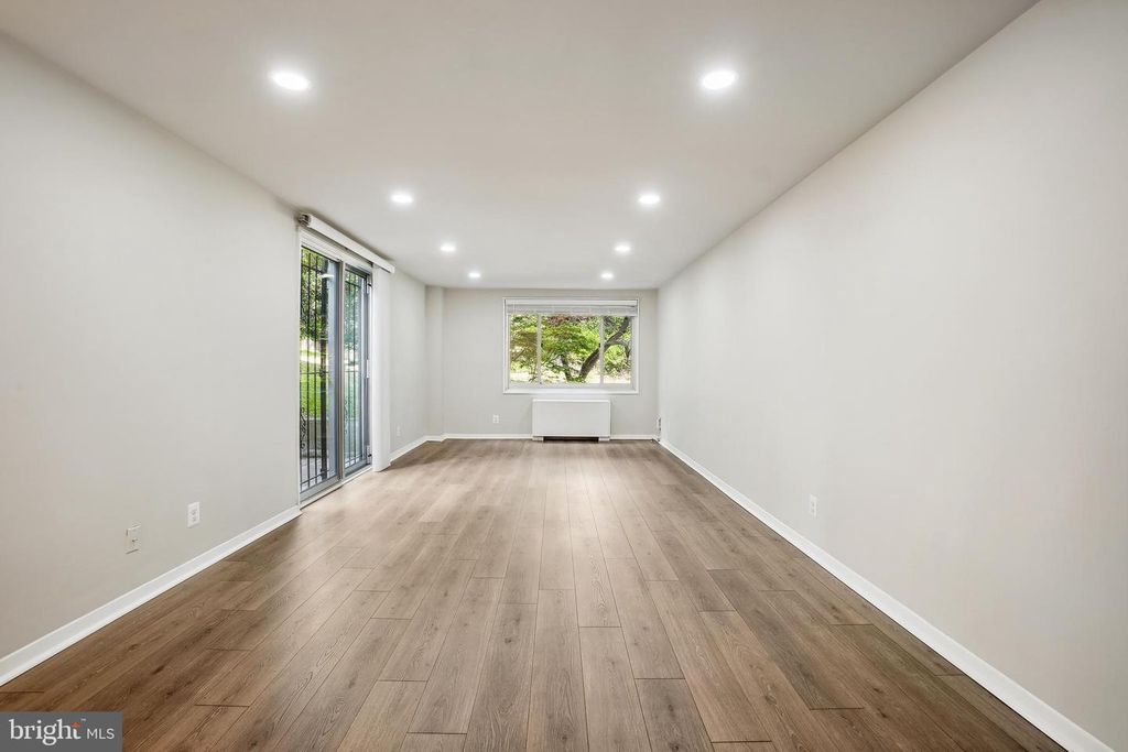 Image 8 of property listing at 1900 LYTTONSVILLE RD #216, Silver Spring, MD 20910