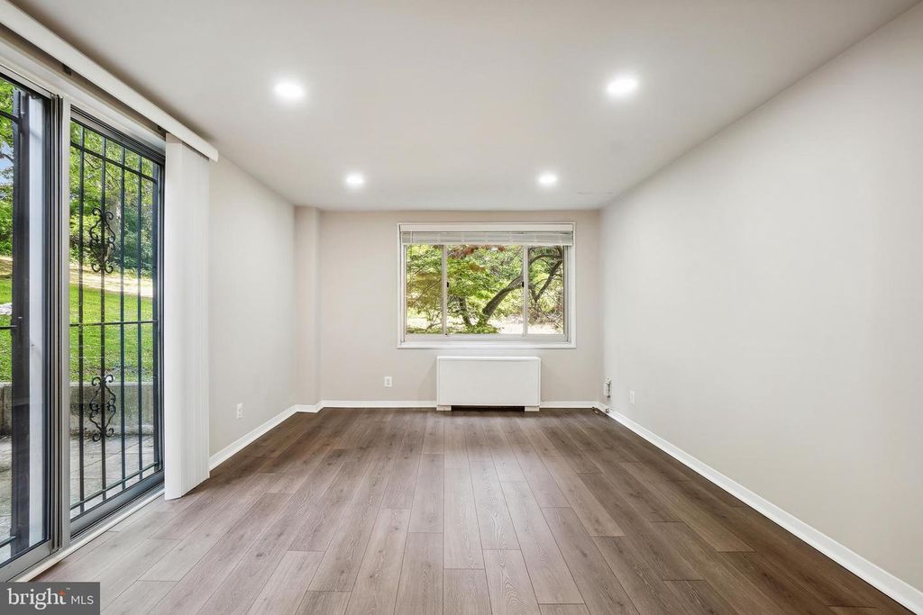 Image 9 of property listing at 1900 LYTTONSVILLE RD #216, Silver Spring, MD 20910