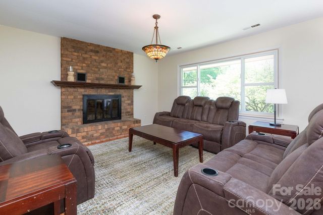 40 Wagon Road, Asheville, NC 28805