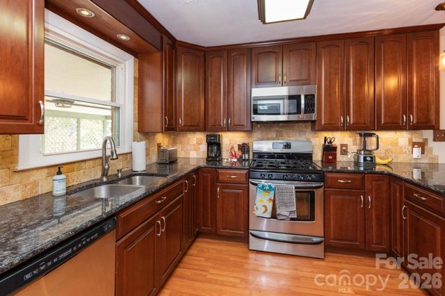 40 Wagon Road, Asheville, NC 28805