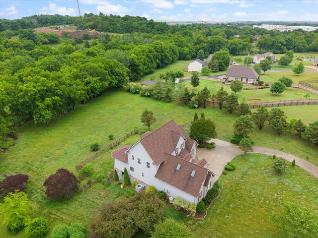 2216 Twin Peaks Ct, Spring Hill, TN 37174