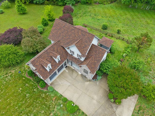 2216 Twin Peaks Ct, Spring Hill, TN 37174