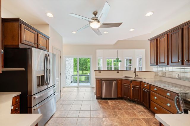 2216 Twin Peaks Ct, Spring Hill, TN 37174