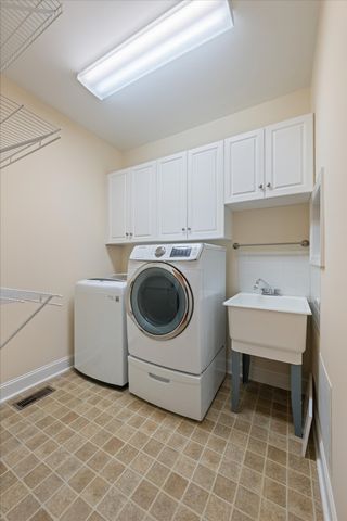 2216 Twin Peaks Ct, Spring Hill, TN 37174