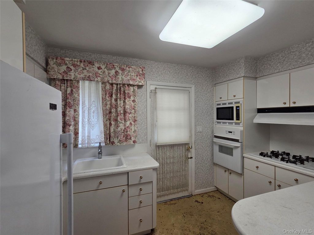 42 Sheridan Street, Huntington, NY 11743 — photo 2