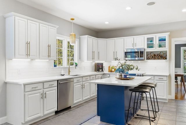 4 Fieldstone Ct, Grafton, MA 01519