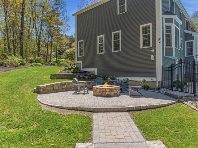 4 Fieldstone Ct, Grafton, MA 01519