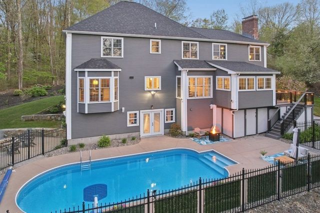 4 Fieldstone Ct, Grafton, MA 01519