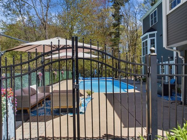 4 Fieldstone Ct, Grafton, MA 01519