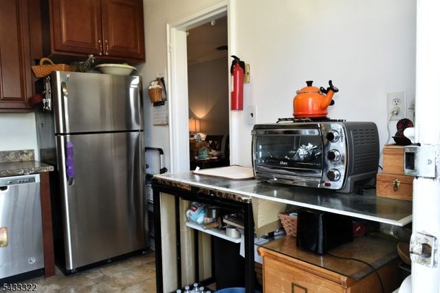 35 Elmwood Ter 35, Elmwood Park Boro, NJ 07407