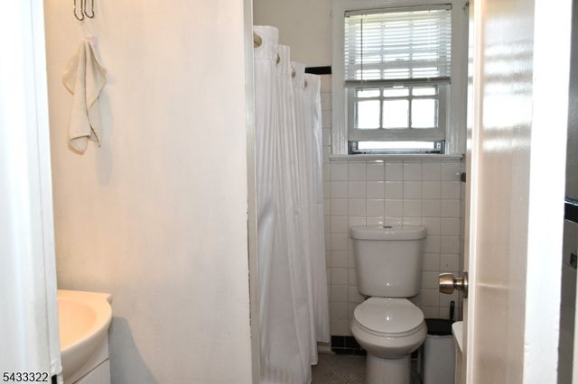 35 Elmwood Ter 35, Elmwood Park Boro, NJ 07407