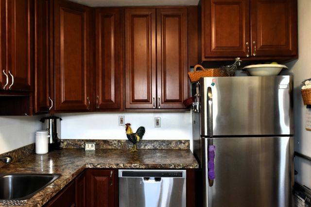 35 Elmwood Ter 35, Elmwood Park Boro, NJ 07407