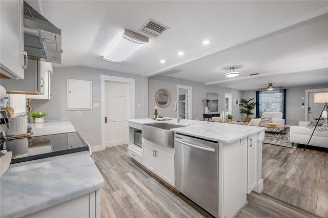 1404 E CAYUGA STREET, Tampa, FL 33603