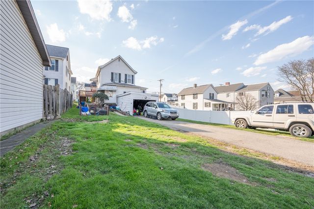 214 N 5th St, Youngwood, PA 15697