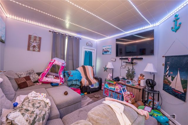 214 N 5th St, Youngwood, PA 15697