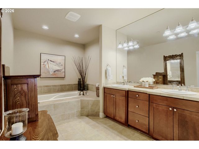 8601 Se BRISTOL PARK Dr, Happy Valley, OR 97086