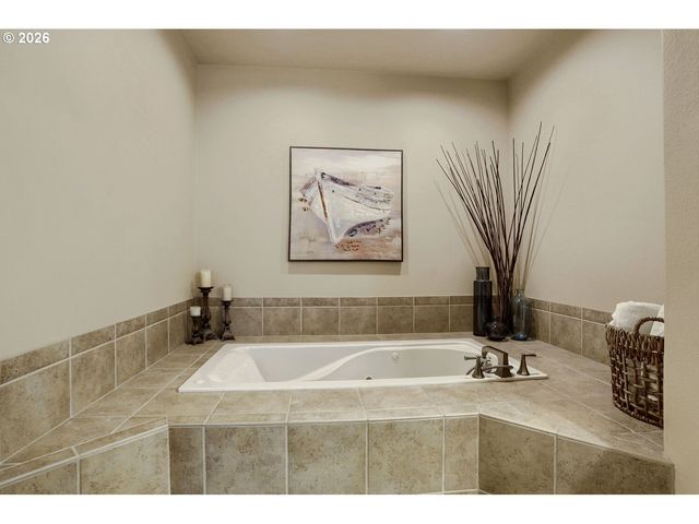 8601 Se BRISTOL PARK Dr, Happy Valley, OR 97086