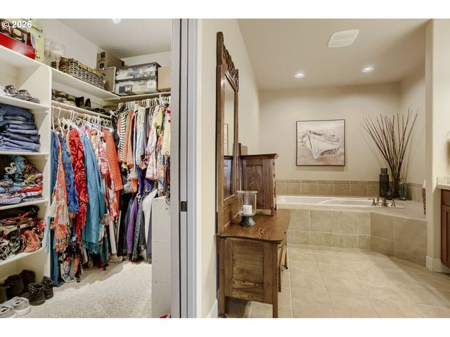8601 Se BRISTOL PARK Dr, Happy Valley, OR 97086