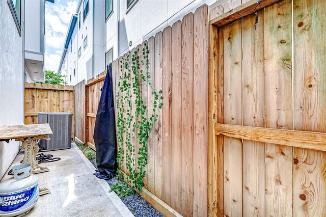 1747 Ojeman Spring Lane, Houston, TX 77055