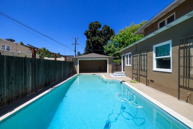 306 California Ave, Oakdale, CA 95361