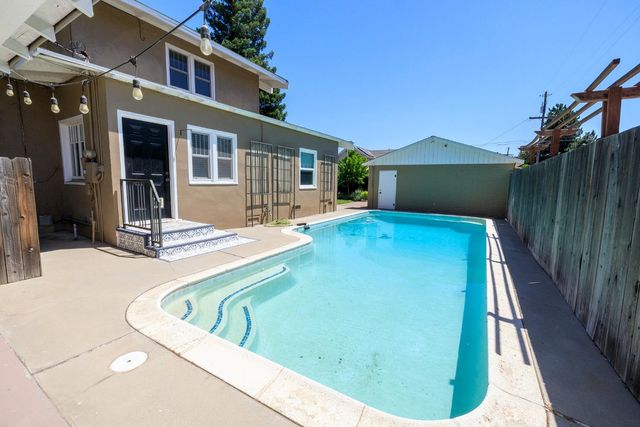 306 California Ave, Oakdale, CA 95361
