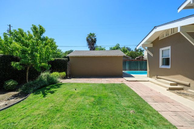 306 California Ave, Oakdale, CA 95361