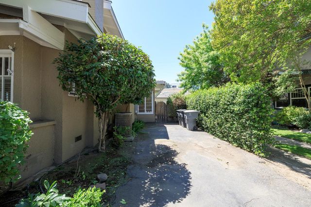 306 California Ave, Oakdale, CA 95361