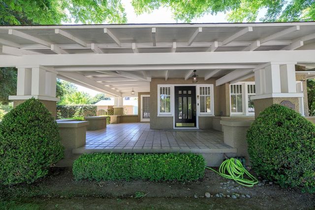 306 California Ave, Oakdale, CA 95361