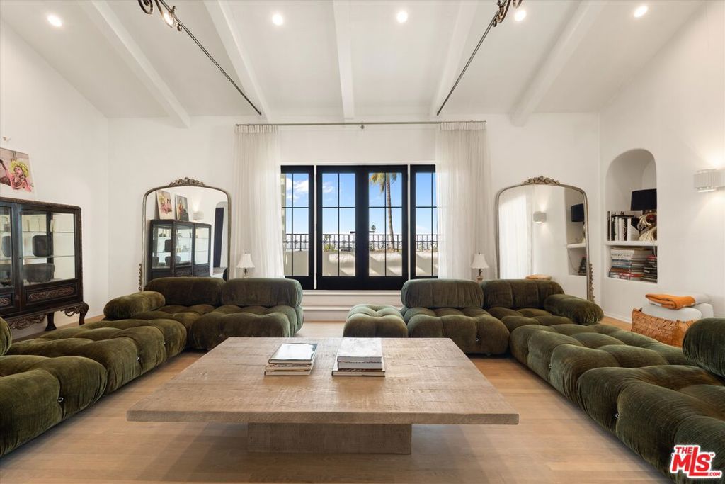 Image 10 of property listing at 2547 Creston Drive, Los Angeles, CA 90068