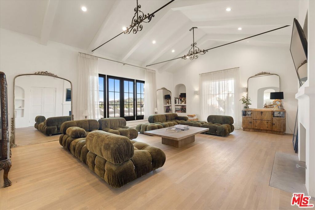 Image 11 of property listing at 2547 Creston Drive, Los Angeles, CA 90068