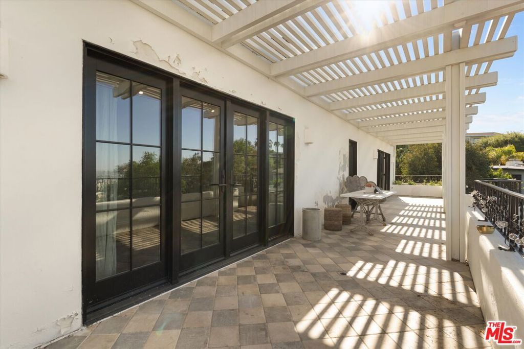 Image 13 of property listing at 2547 Creston Drive, Los Angeles, CA 90068