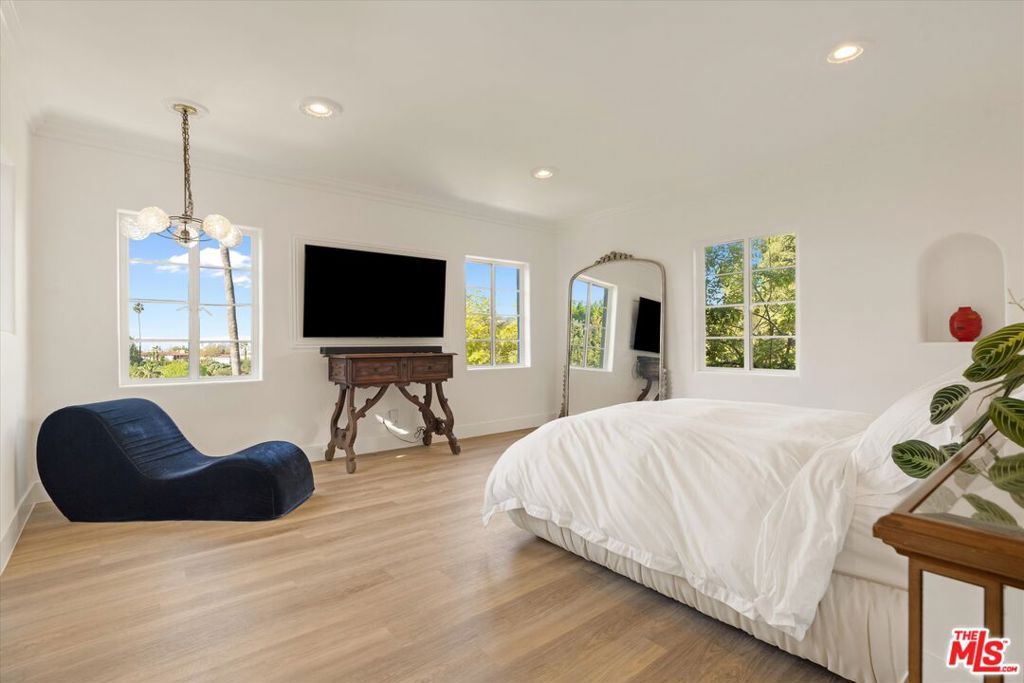 Image 14 of property listing at 2547 Creston Drive, Los Angeles, CA 90068