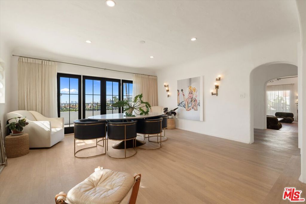 Image 15 of property listing at 2547 Creston Drive, Los Angeles, CA 90068