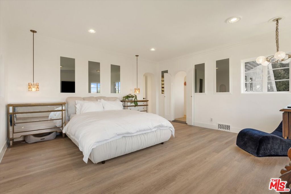 Image 16 of property listing at 2547 Creston Drive, Los Angeles, CA 90068