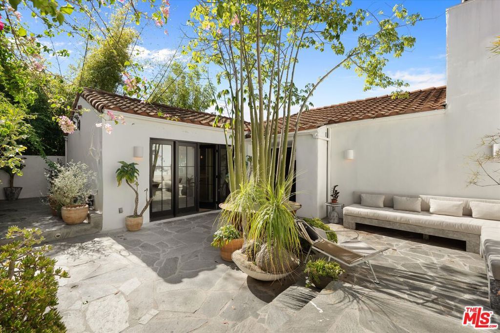 Image 2 of property listing at 2547 Creston Drive, Los Angeles, CA 90068