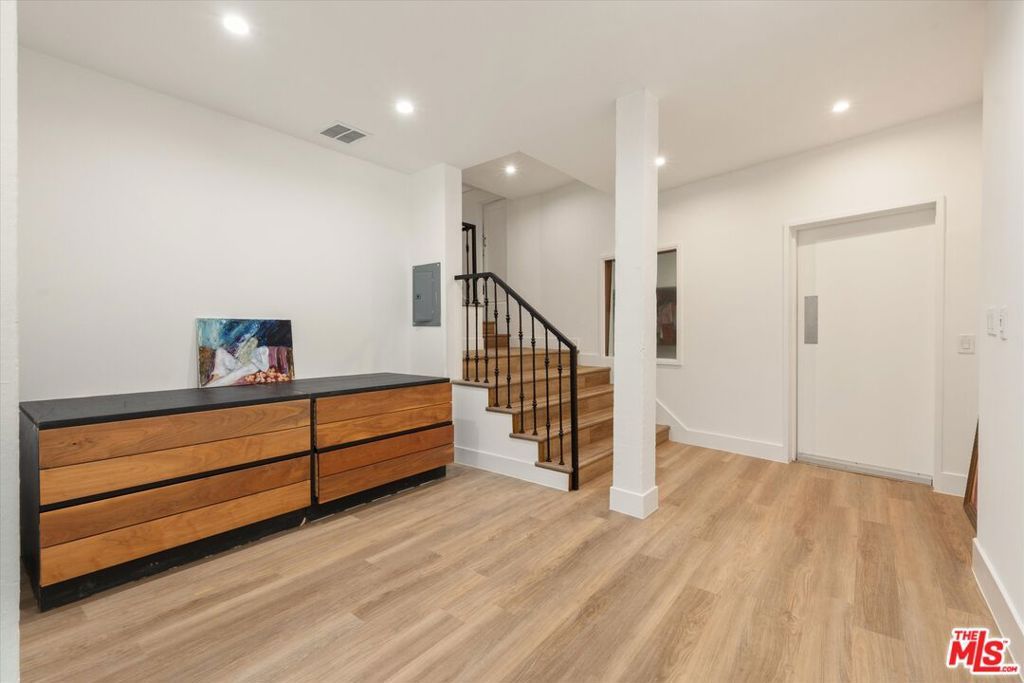 Image 20 of property listing at 2547 Creston Drive, Los Angeles, CA 90068