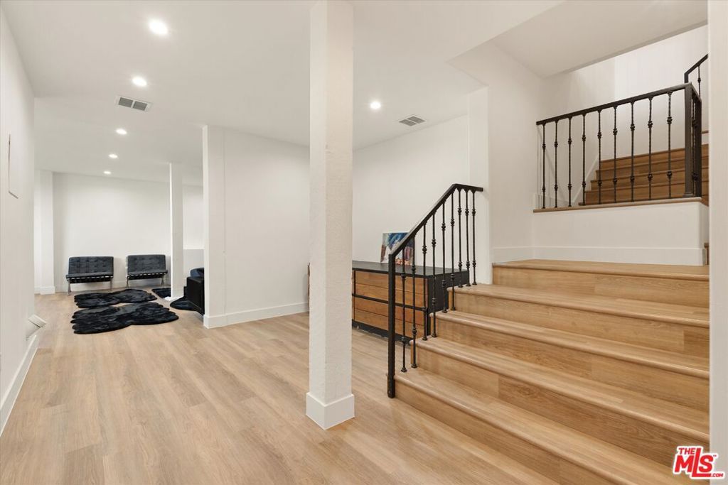 Image 21 of property listing at 2547 Creston Drive, Los Angeles, CA 90068