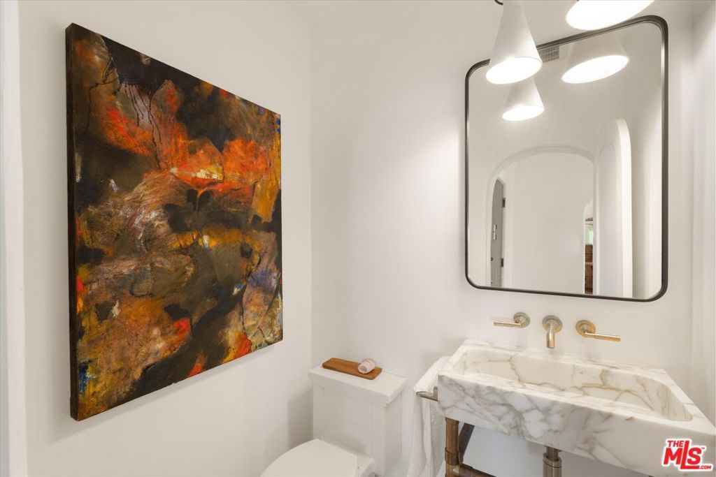 Image 25 of property listing at 2547 Creston Drive, Los Angeles, CA 90068