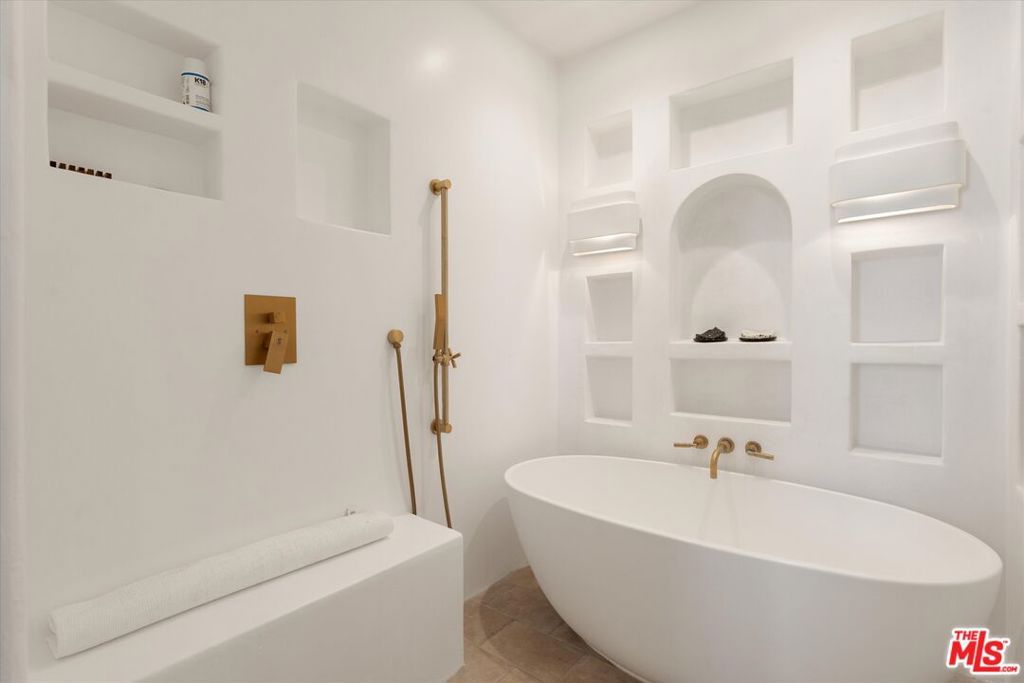 Image 26 of property listing at 2547 Creston Drive, Los Angeles, CA 90068