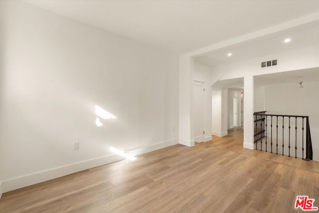 Image 27 of property listing at 2547 Creston Drive, Los Angeles, CA 90068