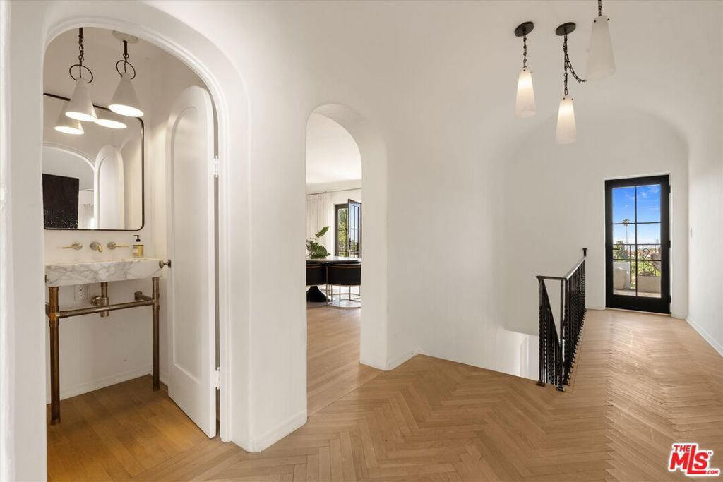 Image 28 of property listing at 2547 Creston Drive, Los Angeles, CA 90068