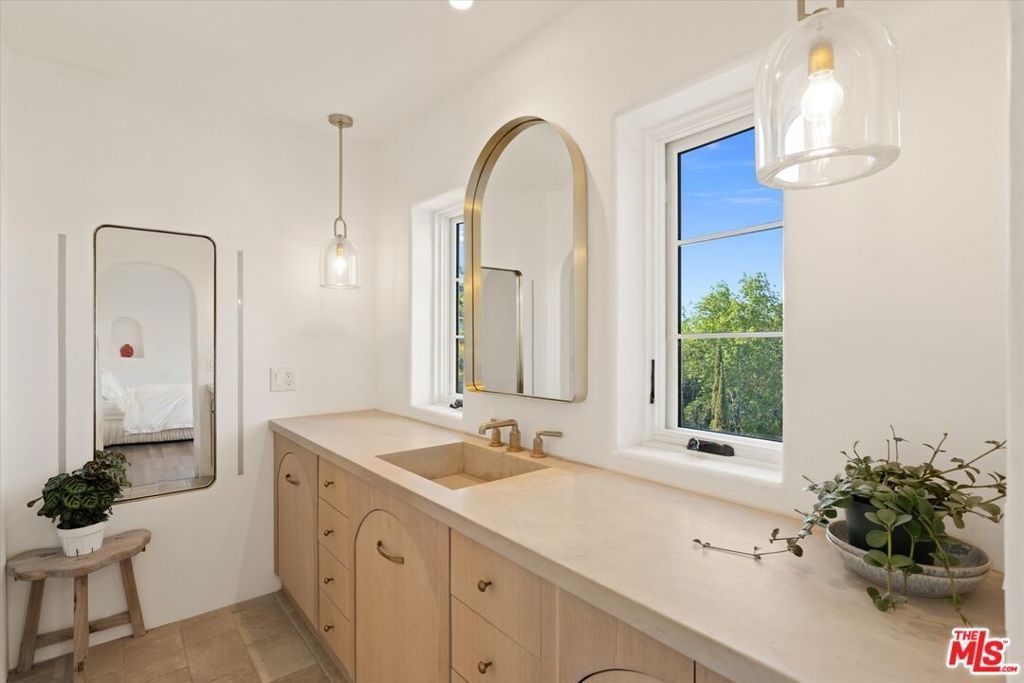 Image 29 of property listing at 2547 Creston Drive, Los Angeles, CA 90068